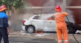 कार में आग :सड़क पर चलती हुई स्विफ्ट कार बनी आग का गोला