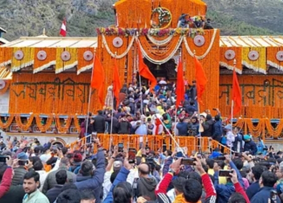 Chardham Yatra:आर्मी बैंड,ढोल नगाड़ों और जयकारों के साथ खुले बदरीनाथ धाम के कपाट,पहुंचे हजारों श्रद्धालु