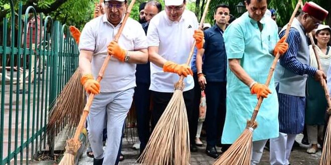 सीएम धामी को झाड़ू लगाते देखकर क्यों रुक गए लोग..