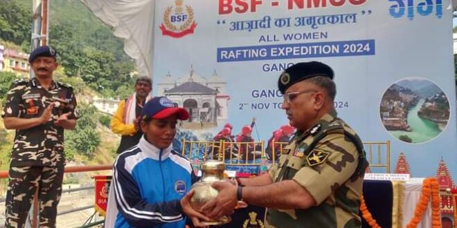 BSF महिला राफ्टिंग दल ने स्वच्छ गंगा और वुमन एंपावरमेंट का दिया संदेश