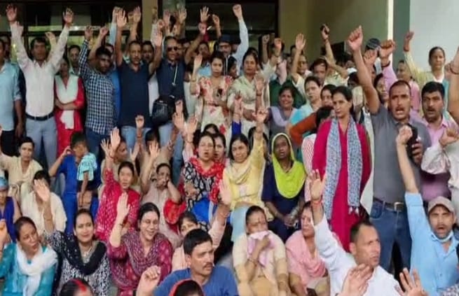 सुशीला तिवारी अस्पताल के उपनल कर्मचारियों की हड़ताल, 700 कर्मी आंदोलित; वेतन और स्थायीकरण की मांग