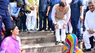 बुजुर्गों से झुक कर मिलते हैं सीएम धामी, मां और प्रकृति की सेवा करने का दिया संदेश