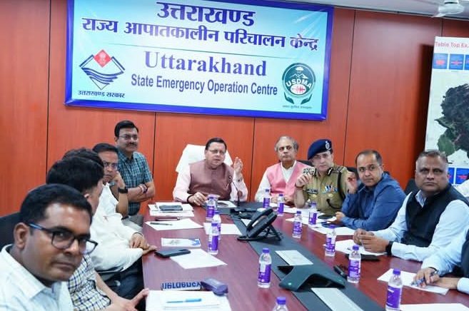 Disaster control room पहुंच कर सीएम धामी ने राहत कार्यों का लिया जायजा, भू वैज्ञानिकों की टीम भेजने का निर्देश