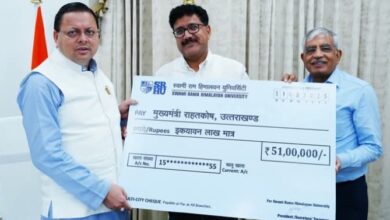 सीएम धामी को स्वामी राम हिमालयन यूनिवर्सिटी ने 51Lakh Relief Fund का योगदान दिया
