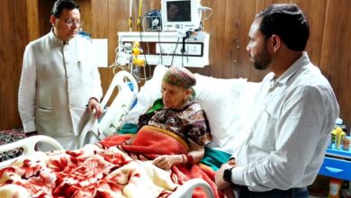 Uttrakhand:स्वास्थ्य मंत्री धन सिंह रावत की मां का हाल जानने दून अस्पताल पहुंचे सीएम धामी