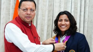 उत्तराखंड की गौरव स्नेह राणा ने CM धामी से की मुलाकात, महिला विश्व कप जीत पर मुख्यमंत्री ने दी बधाई; बोलीं- 'प्रदेश की खेल नीति है सशक्त