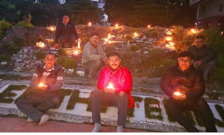 पुरानी टिहरी स्थापना दिवस: यादों के दीयों से जगमगा उठा 'डूबा हुआ शहर', देहरादून में भावुक हुए टिहरीवासी