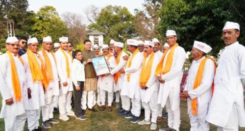 मुख्यमंत्री धामी के साथ जमी चम्पावत की बैठकी होली, सीएम आवास पर गूंजे कुमाऊंनी लोकगीत