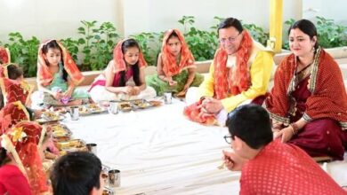 रामनवमी की बधाई:मुख्यमंत्री धामी ने बालिकाओं के पांव पखारे और विधि-विधान से उनकी आरती उतारी