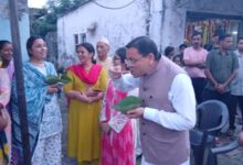 CM Dhami Local for Vocal Initiative: लोहियाहैड में पैदल चलकर मुख्यमंत्री पुष्कर सिंह धामी ने खाई रवि की टिकी, लोकल फॉर वोकल को दिया बढ़ावा