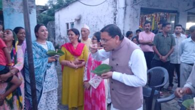 CM Dhami Local for Vocal Initiative: लोहियाहैड में पैदल चलकर मुख्यमंत्री पुष्कर सिंह धामी ने खाई रवि की टिकी, लोकल फॉर वोकल को दिया बढ़ावा