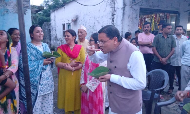 CM Dhami Local for Vocal Initiative: लोहियाहैड में पैदल चलकर मुख्यमंत्री पुष्कर सिंह धामी ने खाई रवि की टिकी, लोकल फॉर वोकल को दिया बढ़ावा
